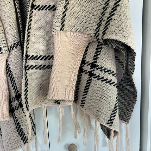 Plaid Shawl with Faux Fur Collar - Picture 2 of 4